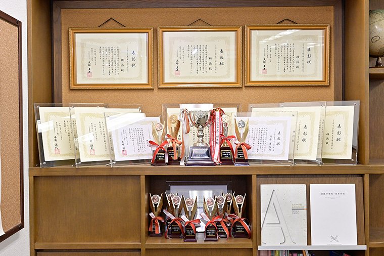 燦然と輝く多数の表彰状やトロフィーたち。これらはすべて、数あるTOMAS校舎の中でも横浜校が優秀である証だ。
						