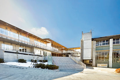 新校舎の設計は、卒業生の隈研吾氏（現東京大学教授）が監修。隈氏は東京大学建築学科大学院を修了後、20カ国以上で建築を設計。2020年の東京オリンピックのメイン会場となる新国立競技場のデザインなどを手掛けている