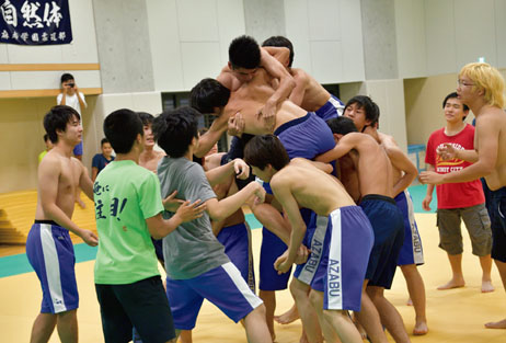 騎馬戦の練習に励む高１生。先生は危険がないかを見守るが、あとは生徒の自主性に委ねる