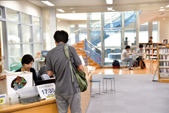 「図書館を見ればその学校がわかる」と平校長。豊富かつマニアックなラインナップで生徒の興味関心に応える