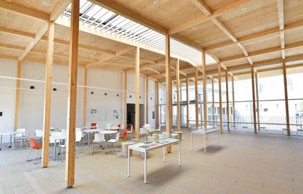 天井が高く開放的なラーニングスペースは、生徒たちの憩いと学びの場