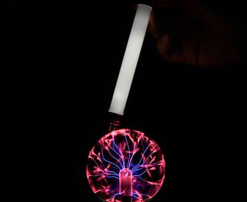 蛍光灯をプラズマボールに近づけると光る写真