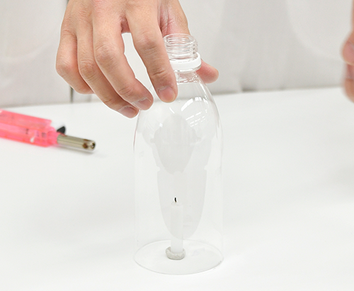 底をくりぬいたペットボトルをろうそくにかぶせる写真