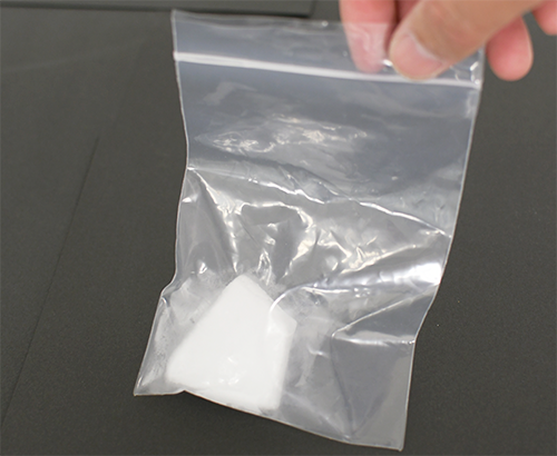 密閉した袋にドライアイスを入れた写真