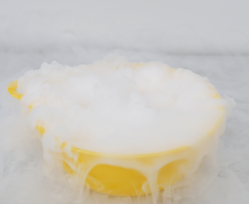 ボウルから白い煙が出ている写真