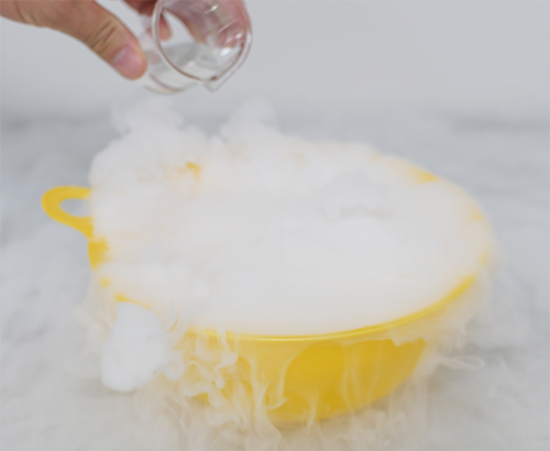 白い煙が出ているボウルに洗剤を垂らす写真