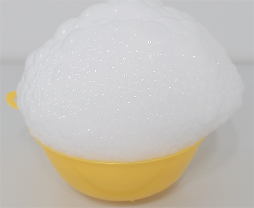 ボウルから泡が噴き出てくる写真