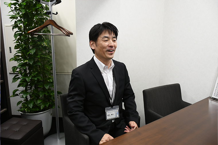 穏やかで柔和な雰囲気の明石先生。教え子について話す際は、ほころんだ笑顔に。