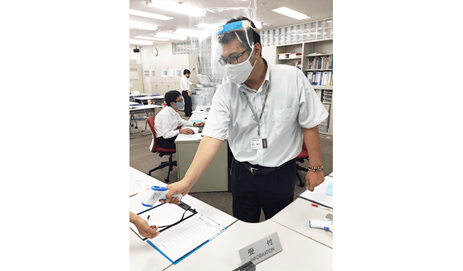 三鷹校の検温チェック