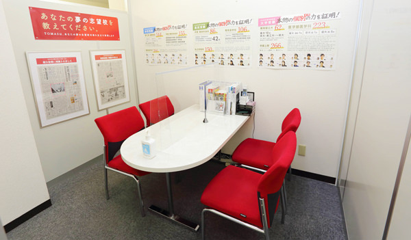 所沢校の面談室は飛沫感染防止ガード設置