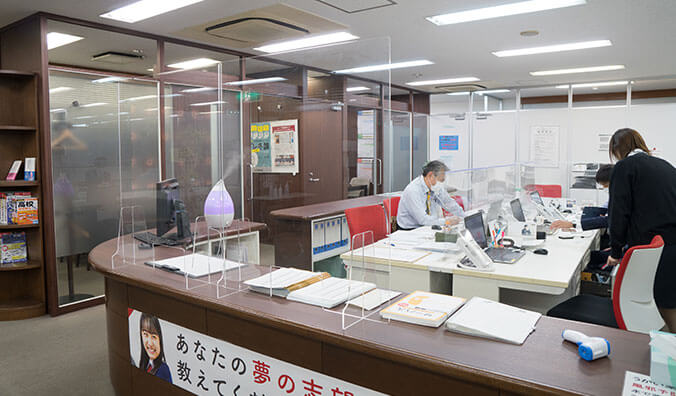 津田沼校のカウンターは飛沫感染防止対策済