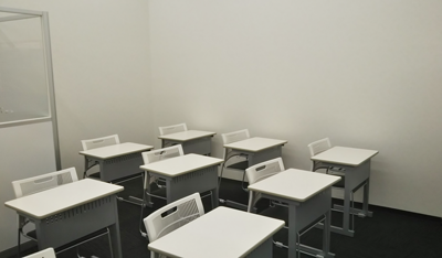 川越校の開放的な自習室