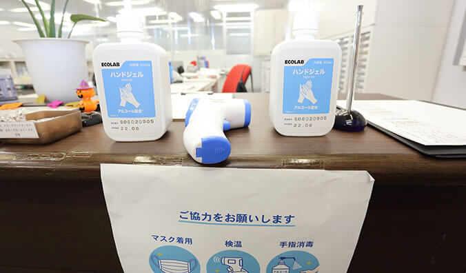 海浜幕張校のアルコール除菌と検温