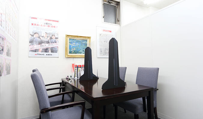 南浦和校の面談室は飛沫感染防止対策済